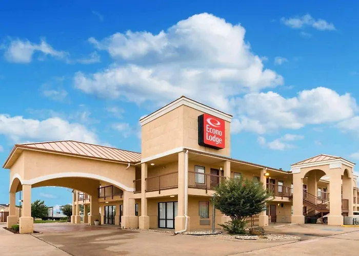 Pet Friendly hotel: Econo Lodge Hillsboro I-35
