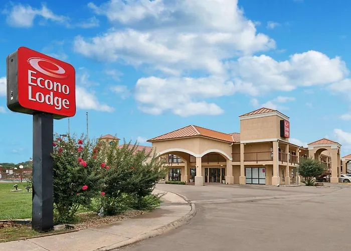 Pet Friendly hotel: Econo Lodge Hillsboro I-35